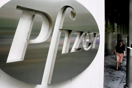 Foto del logo de la empresa estadounidense Pfizer en la sede mundial de la compañía en Nueva York (Estados Unidos). EFE/Justin Lane