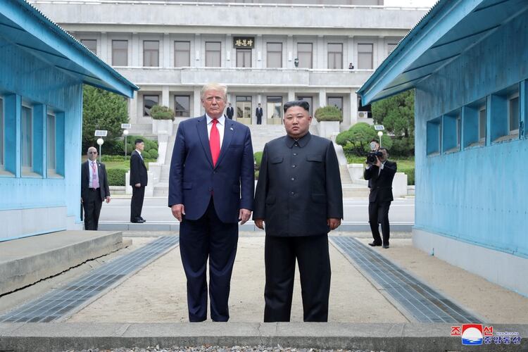 El presidente de EEUU, Donald Trump, y el líder norcoreano Kim Jong, en la línea de demarcación militar en la zona desmilitarizadaque separa las dos Coreas, en Panmunjom, Corea del Sur, el 30 de junio de 2019.