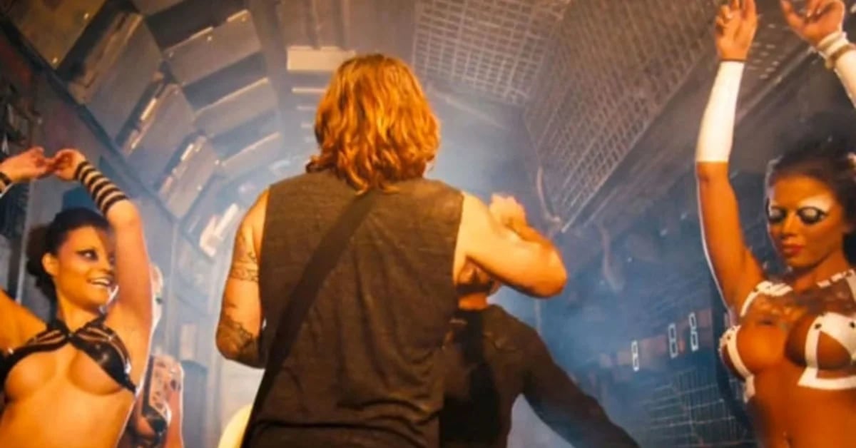 El Pap De Miley Cyrus La Imita Su Video Hot Con Chicas Desnudas Infobae