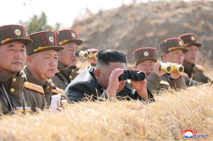 Una de las fotos más virales del norcoreano lo muestran en una competición de fuego de artillería