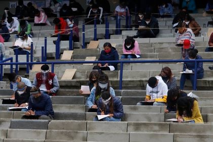 Aspirantes a la UNAM realizan el examen de ingreso este miércoles en las instalaciones del estadio Olímpico Universitario, en Ciudad de México (México). EFE/José Pazos 