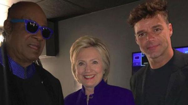Hillary Clinton, junto a Stevie Wonder y Ricky Martin, en Los Ángeles