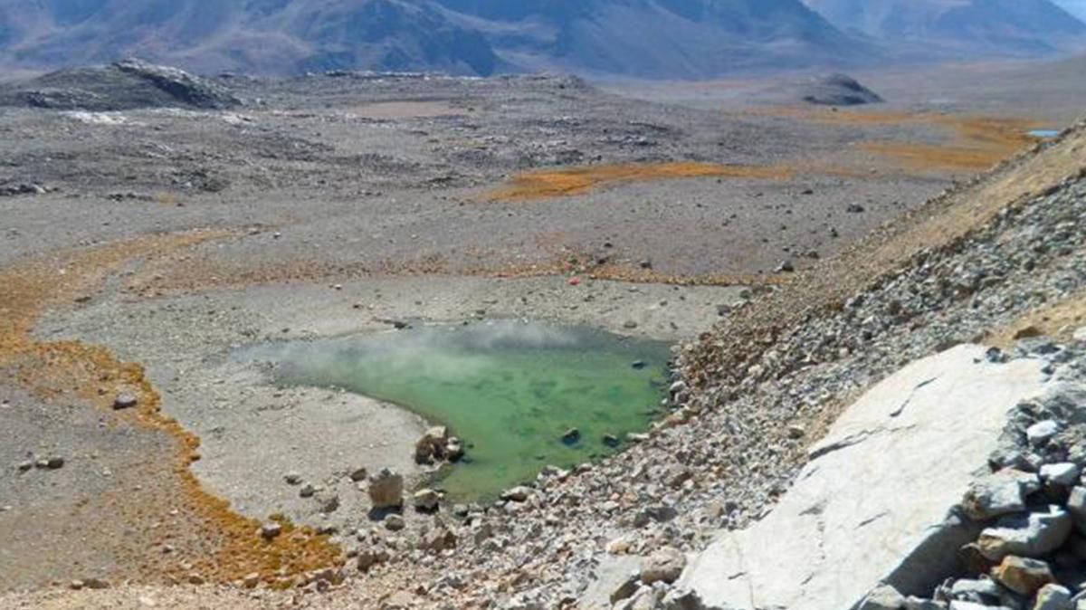 Laguna LC5, semicubierta por material de la escombrera Cerro Amarillo.