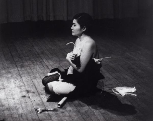 Yoko Ono Cut Piece, 1964. Registro de la performance realizada el 21 de marzo de 1965 en Carnegie Recital Hall, New York (Minoru Niizuma)