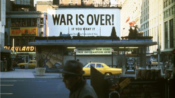 Yoko Ono y John Lennon, cartel WAR IS OVER! (La guerra terminó) en Times Square, New York City,1969 (Yoko Ono)