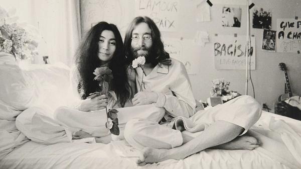 Yoko Ono y John Lennon y su mensaje de paz