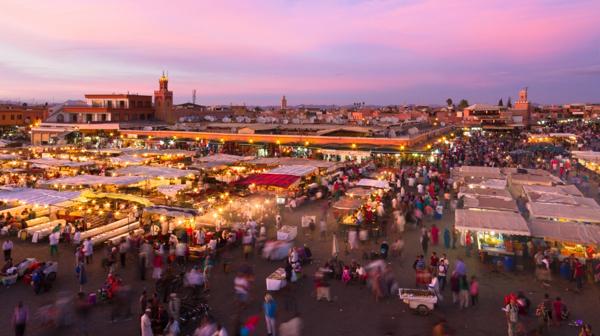 La plaza es el escenario perfecto de las tradiciones culturales marroquíes (Shutterstock)