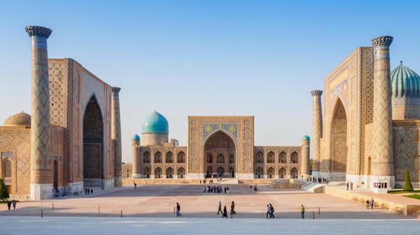Tres fastuosos  edificios  engalanan la plaza del Registán  (shutterstock)