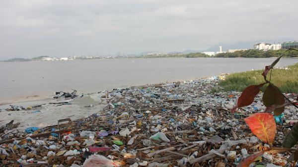 La contaminación en la Bahía de Guanabara, donde se llevará a cabo la competición de vela.