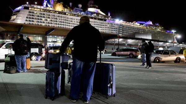 Los pasajeros debieron esperar una segunda salida para partir rumbo al Caribe (AP)