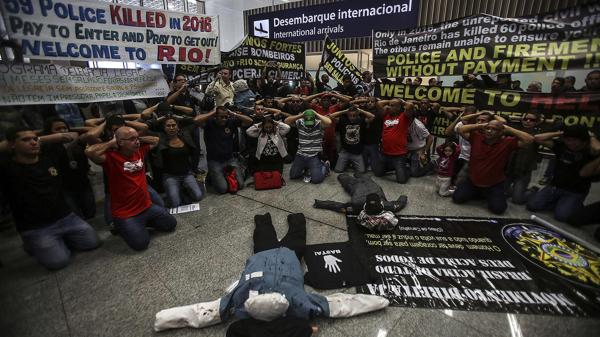 Protesta policial que recibe a los visitantes en el aeropuerto de Rio de Janeiro(EFE)