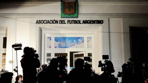 El fútbol argentino vive una gran crisis dirigencial y económica (AFP)