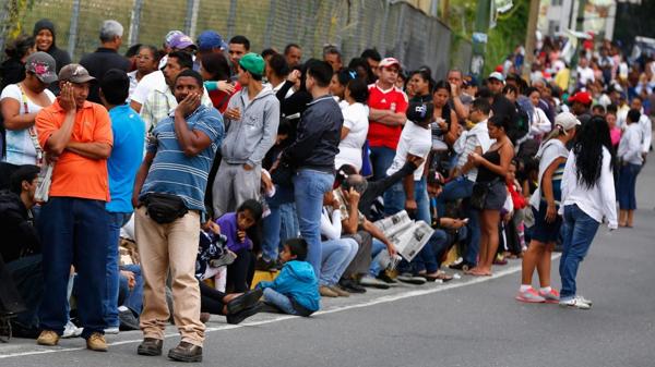 Venezolanos en largas filas de supermercados