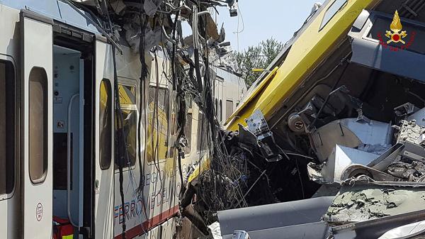 Así quedaron algunos de los vagones de los dos trenes que chocaron de frente en el sur de Italia.(AFP)