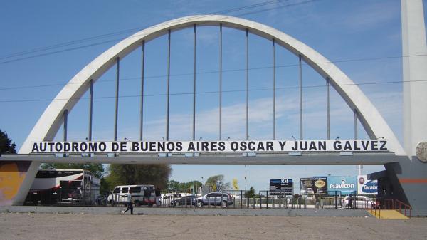 Fachada del Autódromo Oscar y Juan Gálvez, ubicado en el Barrio Villa Riachuelo de la Ciudad de Buenos Aires