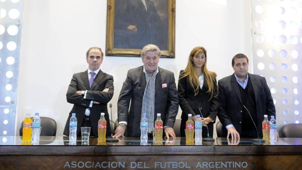 De izquierda a derecha, el vicepresidente de la Comisión Regularizadora, Javier Medín, el presidente Pérez, la abogada Carolina Cristinziano y el tesorero Pablo Toviggino.
