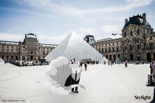 Karl Lagertales visitando París en el museo Louvre