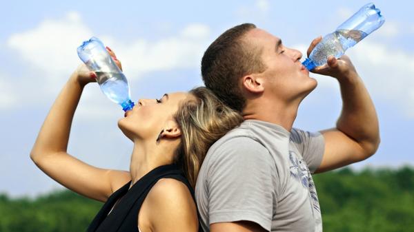 Para los especialistas es importante tomar agua, sin esperar a la sed (Shuttersotck)