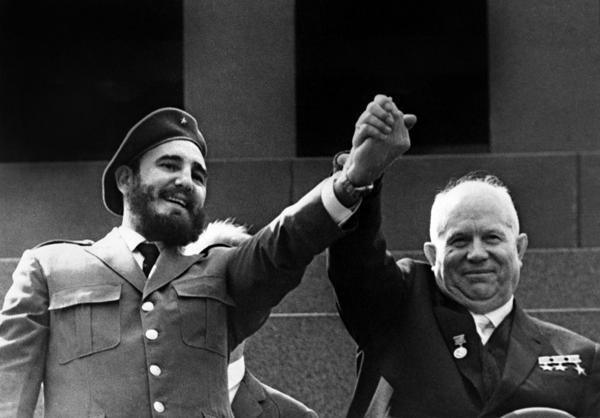Fidel Castro junto al líder soviético Nikita Khrushchev. Moscú, mayo de 1963 (AFP)