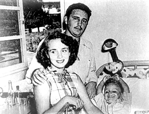 Un joven Fidel Castro con su esposa Mirta Díaz Balart