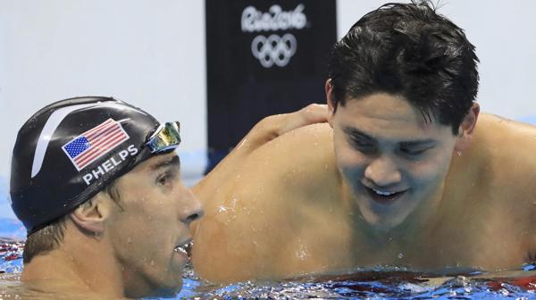 Michael Phelps felicitó a Joseph Schooling una vez finalizada la carrera de 100m mariposa (Reuters)