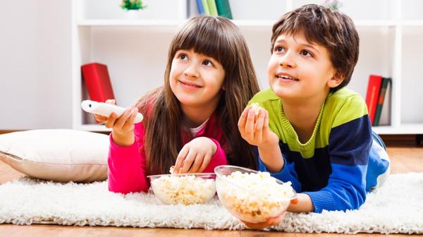 Los niños pasan varias horas al día frente a la TV bajo el estímulo de la publicidad (Shutterstock)