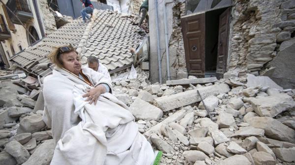 Una damnificada permanece entre los escombros de varias casas en Amatrice (EFE)