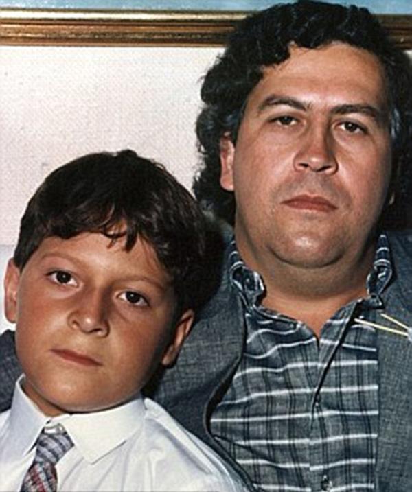 Juan Pablo Escobar con su padre, el máximo narcotraficante de la historia. Sostiene que Escobar Gaviria se suicidó (REX)