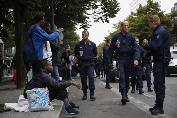 La policía francesa evacuó el martes un campo improvisado bajo un puente del ferrocarril parisino (AFP)