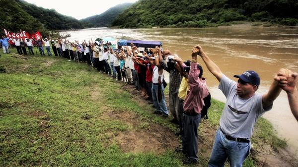 Activistas se oponen al Proyecto Hidroeléctrico Agua Zarca, frente al río Gualcarque de Honduras.
