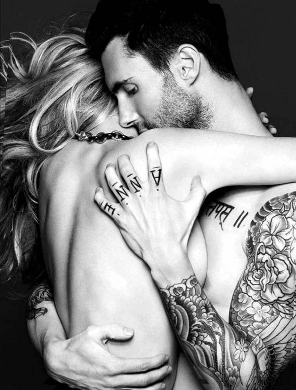 Adam Levine, el líder de Maroon 5, es otra referencia cool de los tatuajes