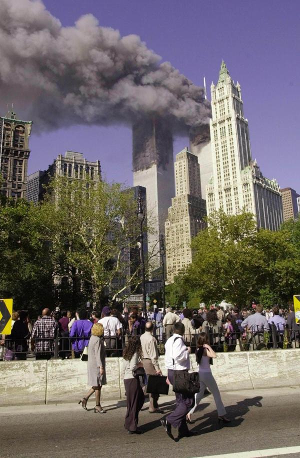 Las dos torres del World Trade Center arden. Las víctimas comienzan a contarse por cientos. Serían miles al finalizar la infausta jornada (AFP)