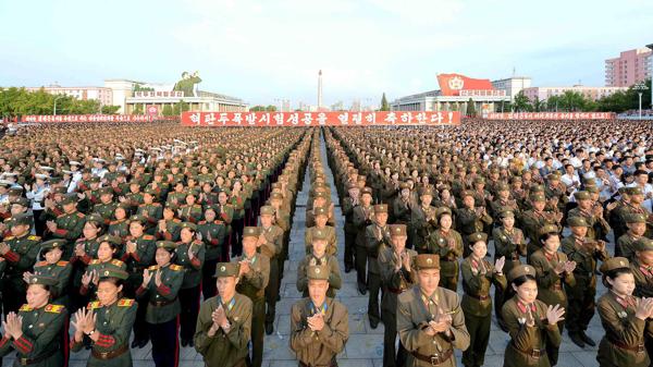 Decenas de miles de personas participaron en la celebración convocada por el régimen de Kim Jong-un (AFP)