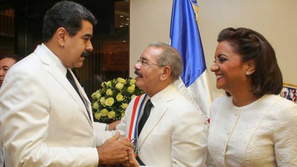 Danilo Medina saluda al jefe del régimen venezolano, Nicolás Maduro, durante su asunción como presidente de República Dominicana