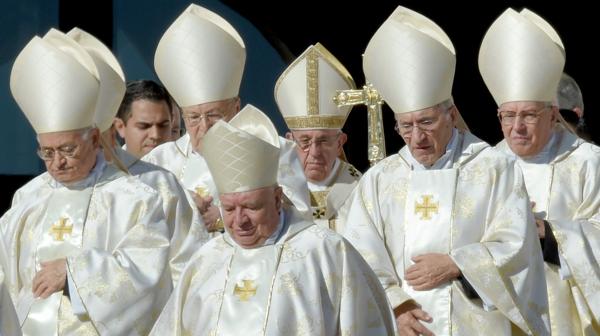 La comitiva religiosa que acompañó al papa Francisco en la ceremonia de canonización (AFP)