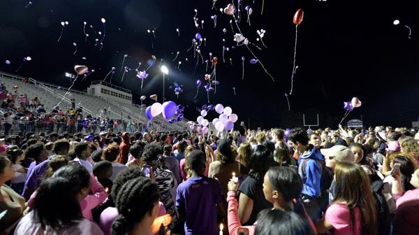 Los compañeros de clase de Trinity Gay lanzaron al aire globos púrpuras y rosas, que era sus colores favoritos (AP)
