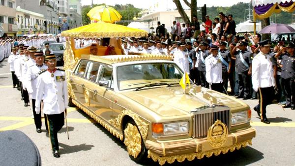 Sus hijos se casaron en una carroza de bodas a bordo de un convertible Rolls-Royce President Limousine