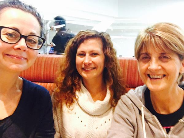 Geraldine Hughes subió una fotografía junto a otras dos pasajeras en el aeropuerto de Shannon