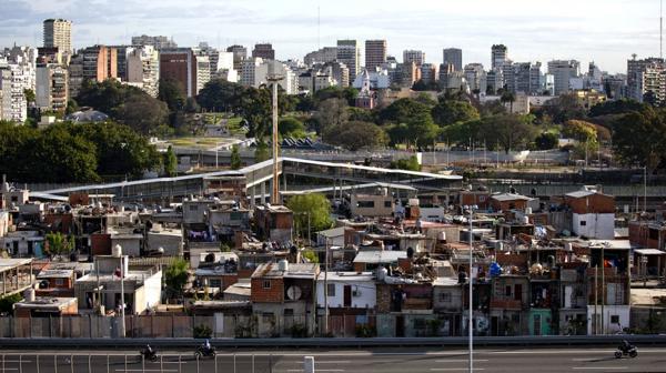 Buenos Aires alberga la mayor cantidad de asentamientos informales. La villa 31 alberga a miles de extranjeros (AP)