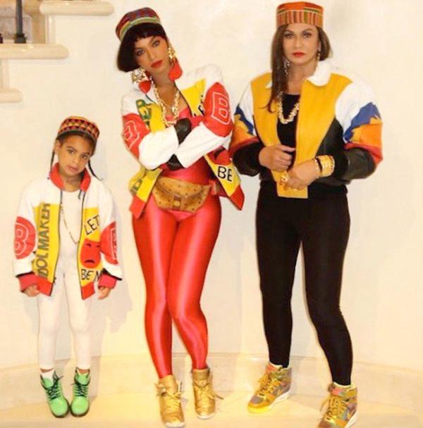 Una vez más madre e hija vistieron igual. En familia se caracterizaron como el grupo de los ochenta de hip hop Salt-N-Pepa