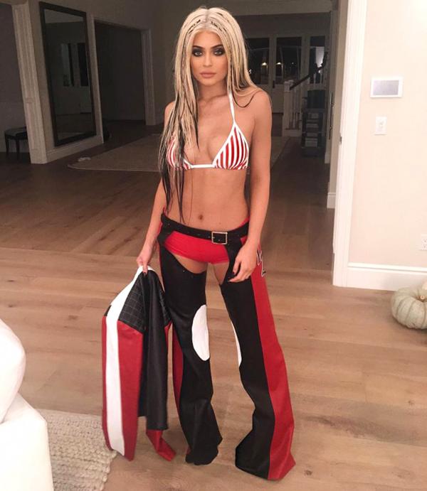 Kylie Jenner, la menor del  clan Kardashian, se disfrazó como la cantante Christina Aguilera en su videoclip ‘Dirty’