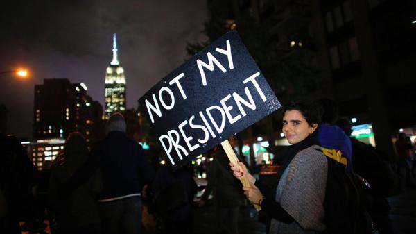 Cientos de neoyorquinos marcharon este miércoles por la noche hacia la Torre Trump (AFP)