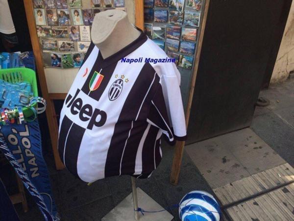 En Nápoles se vende la camiseta con panza de Gonzalo Higuaín