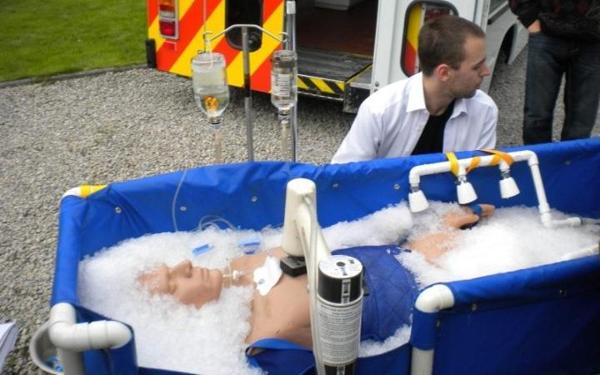 Voluntarios de Cryonics UK entrenan  con un muñeco la primera etapa del proceso de criopreservación de un cuerpo (Cryonics UK)