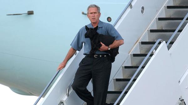 Barney acompañó durante sus dos presidencias a George W. Bush. Murió en 2012