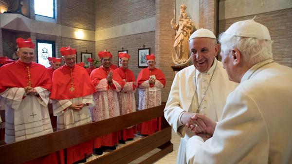 Francisco, junto a Benedcto XVI y un grupo de cardenales (AP)