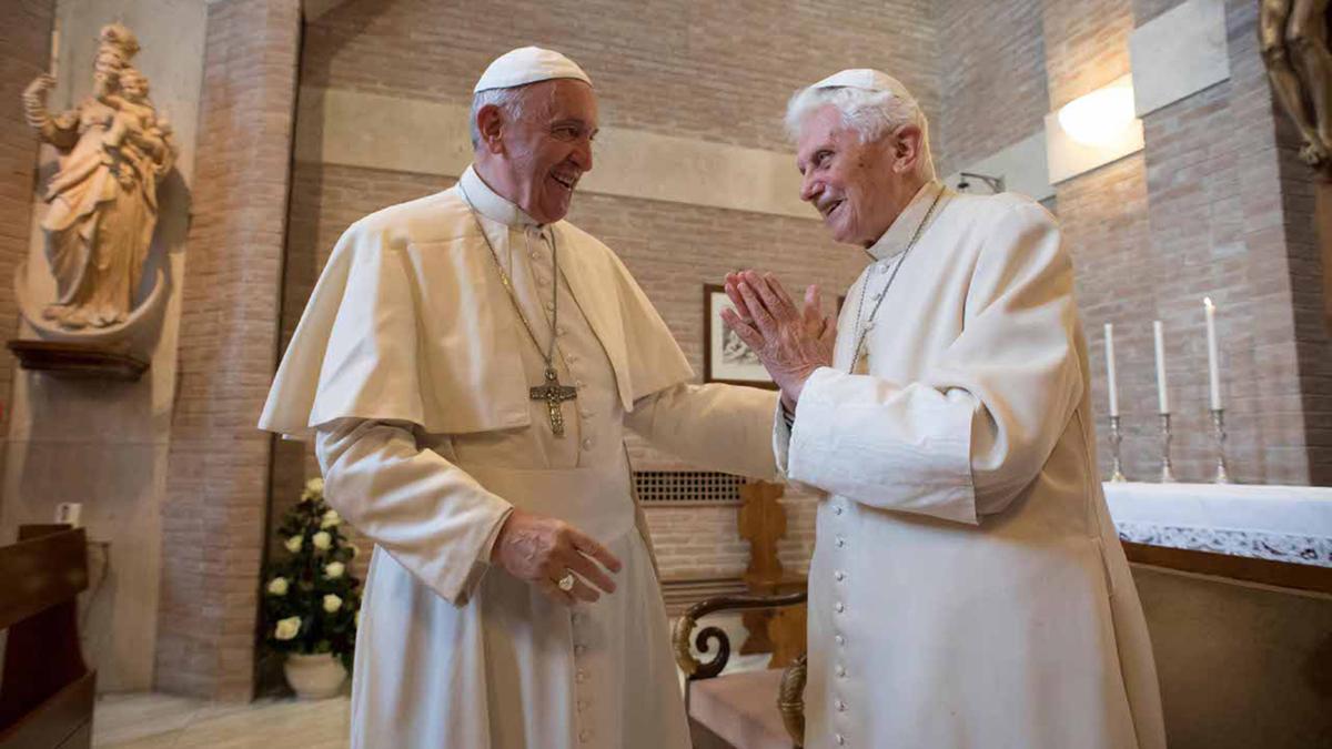 El papa Francisco, en su encuentro con su antecesor, Benedicto XVI (AP)