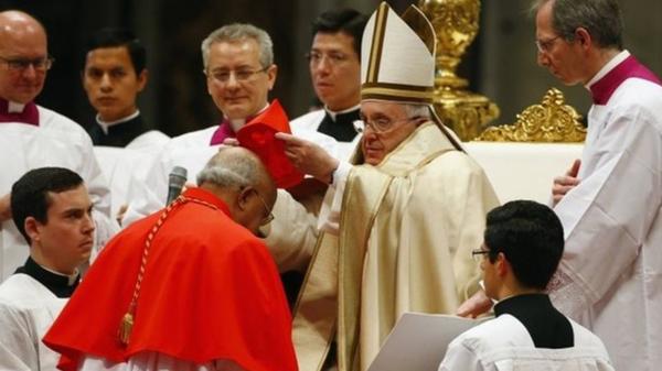 Francisco, ordenando a un cardenal