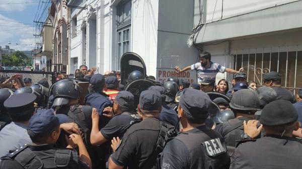 La Policía impidió que los manifestantes ingresen por la fuerza a los Tribunales