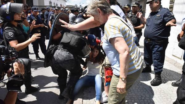 La legisladora del Frente para la Victoria fue golpeada durante los disturbios